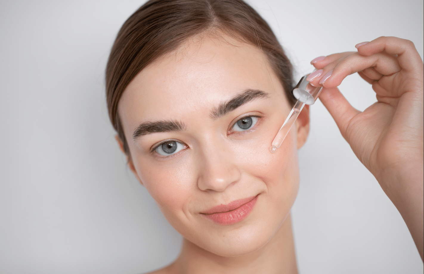 ¿Cómo utilizar suero para ojos? Consejos de Skincare para quitar las ojeras