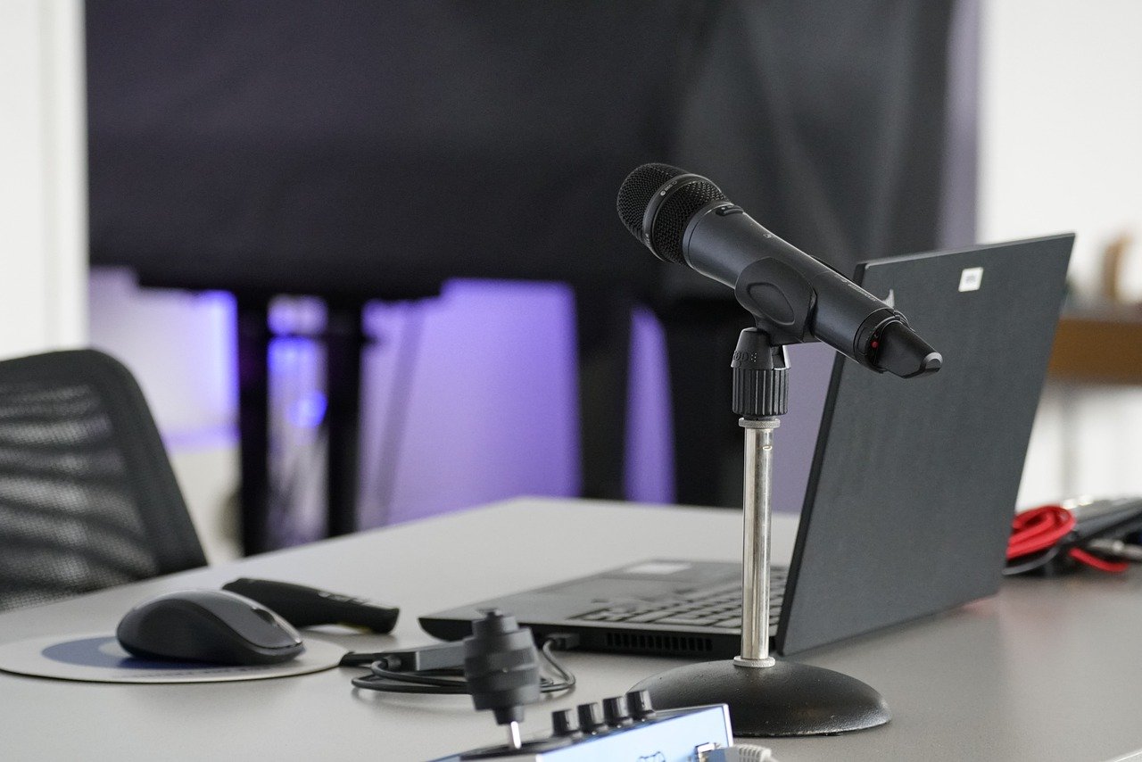 Descubre los 5 accesorios para podcast que te ayudarán a captar más oyentes